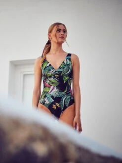 Triangel-Badeanzug EXOTIC LEAVES Schwarz Grün Von Fürstenberg 12 Triangel-Badeanzug EXOTIC LEAVES Schwarz Grün Von Fürstenberg -MAISON LEJABY Verkaufsgeschäft badeanzug schwarz bunt 245 38222 fuerstenberg 2