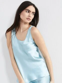 100% Seide Camisole Top KLASSIK SATIN Von Eva B. Bitzer 38 100% Seide Camisole Top KLASSIK SATIN Von Eva B. Bitzer -MAISON LEJABY Verkaufsgeschäft camisole top seide crystal blue 27318232 klassik satin eva b bitzer 2