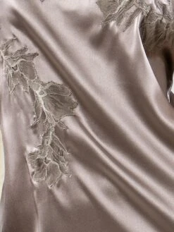 Seta Superior Stretchseide Slip FORTE Von Cotton Club -MAISON LEJABY Verkaufsgeschäft farbfeld seide spitze taupe seta superior cotton club 3