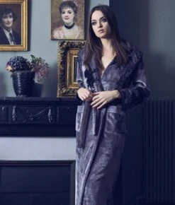 Warmer Hausmantel FREDA Lang Mit Spitze Marjolaine -MAISON LEJABY Verkaufsgeschäft morgenmantel freda dunkelgrau fre2401 5404 marjolaine 1