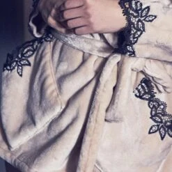 Warmer Hausmantel FREDA Lang Von Marjolaine 13 Warmer Hausmantel FREDA Lang Von Marjolaine -MAISON LEJABY Verkaufsgeschäft morgenmantel freda sand fre2401 1804 marjolaine 1 1