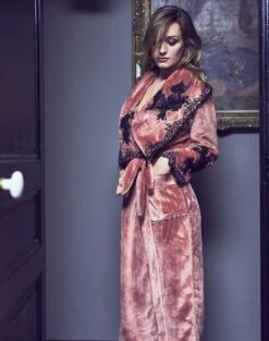 Warmer Hausmantel FREDA Lang Von Marjolaine 10 Warmer Hausmantel FREDA Lang Von Marjolaine -MAISON LEJABY Verkaufsgeschäft morgenmantel freda tonerde fre2401 2404 marjolaine 1 1