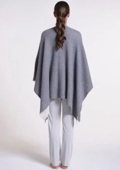 Feinstrick Wolle-Kaschmir PONCHO Von Verdiani Loungewear -MAISON LEJABY Verkaufsgeschäft poncho doubleface wolle kaschmir grau ecru 8810 loungewear verdiani 2