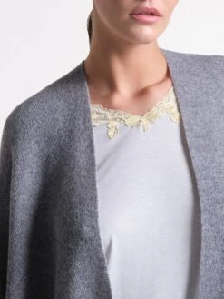 Feinstrick Wolle-Kaschmir PONCHO Von Verdiani Loungewear -MAISON LEJABY Verkaufsgeschäft poncho doubleface wolle kaschmir grau ecru 8810 loungewear verdiani 3