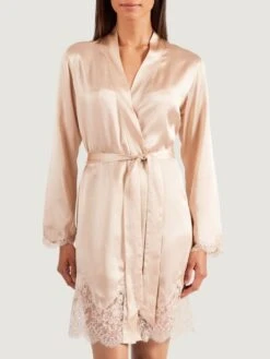100% Seide Kimono TOI MON AMOUR Von Aubade 41 100% Seide Kimono TOI MON AMOUR Von Aubade -MAISON LEJABY Verkaufsgeschäft seide morgenmantel ms65 goldsand 4 soie d amour aubade 2