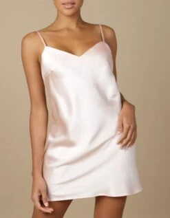 100% Seide Unterkleid SOIE ODA Kurz Von Marjolaine 26 100% Seide Unterkleid SOIE ODA Kurz Von Marjolaine -MAISON LEJABY Verkaufsgeschäft seide unterkleid oda puder rose soie unie marjolaine 1