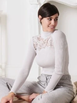 Merinowolle-Seide TURTLENECK SHIRT Silber Leavers Spitze Von Oscalito -MAISON LEJABY Verkaufsgeschäft shirt turtleneck langarm chantilly spitze silber 6646 oscalito 6