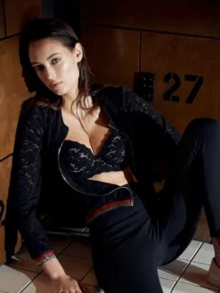 Jacke INAYA 80 Schwarz Aus Spitze Von Suggest 11 Jacke INAYA 80 Schwarz Aus Spitze Von Suggest -MAISON LEJABY Verkaufsgeschäft spitze jacke inaya schwarz pain de sucre suggest 2