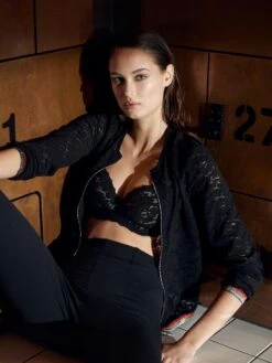 Jacke INAYA 80 Schwarz Aus Spitze Von Suggest 12 Jacke INAYA 80 Schwarz Aus Spitze Von Suggest -MAISON LEJABY Verkaufsgeschäft spitze jacke inaya schwarz pain de sucre suggest 3