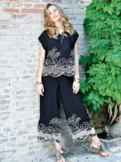 Resortwear Anzug Mit Hohlsaum-Stickerei NERO Von Chiara Fiorini -MAISON LEJABY Verkaufsgeschäft strandanzug schwarz creme cf9843 cf9844 chiara fiorini 1