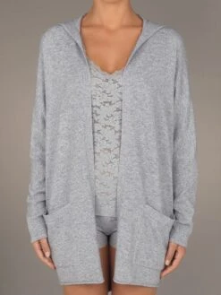 Wolle Kaschmir Kapuzen-Cardigan GRACE 96 Von Pain De Sucre Suggest 12 Wolle Kaschmir Kapuzen-Cardigan GRACE 96 Von Pain De Sucre Suggest -MAISON LEJABY Verkaufsgeschäft strickjacke grace grau suggest by pain de sucre