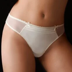 Seidenstring CLANDESTINE Von Millesia -MAISON LEJABY Verkaufsgeschäft string m6588 cladestine millesia champagner 1